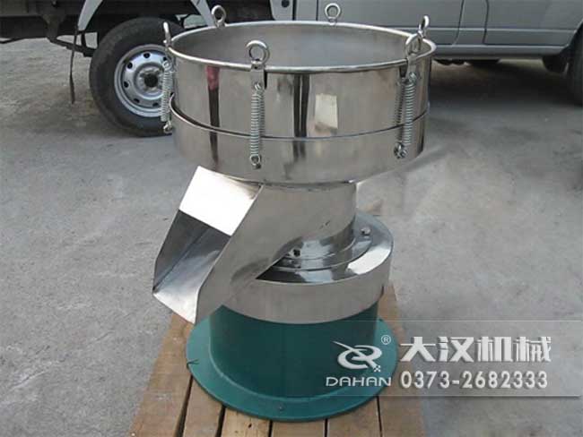 涂料振動篩由：框體，振動斗，出料口，振動電機底座等部件組成
