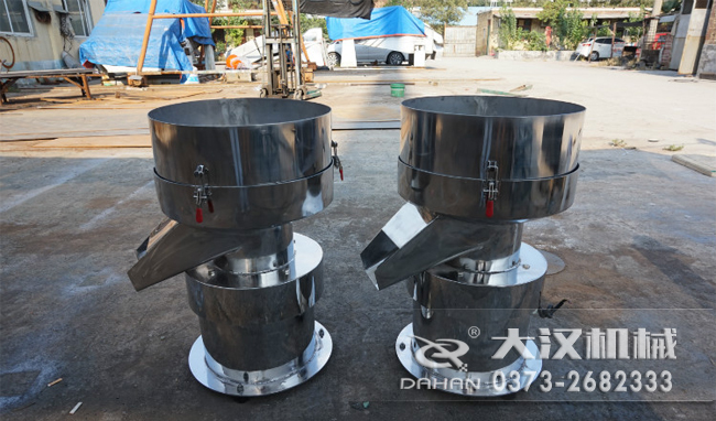 不銹鋼涂料振動篩是一種比較受用戶歡迎的產(chǎn)品之一，主要優(yōu)勢耐酸堿，不生銹，使用壽命長。